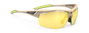 משקפי השמש  Sydus של Rudy Project  מק"ט SQ010555-0000 מסגרת סנד ועדשות פוליקרבונט עם ציפוי מראה בגוון צהוב.